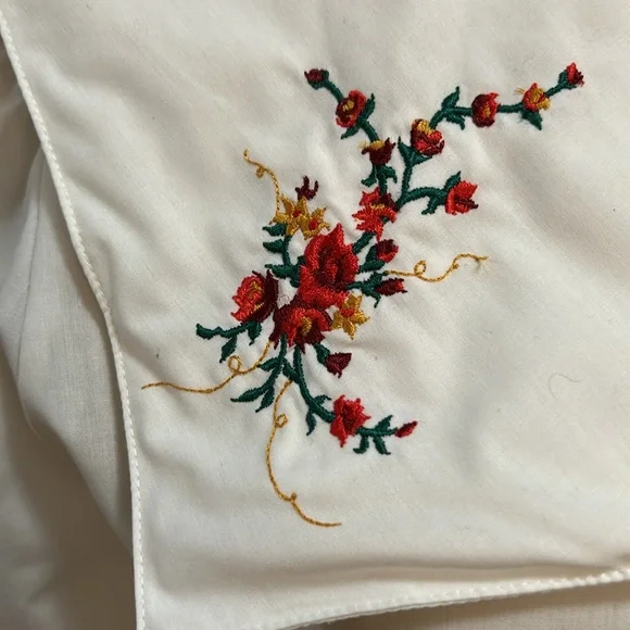 Vintage White Blouse with Floral Embroidery
Oversized Collar Sailot Collar - Picture 3 of 9
